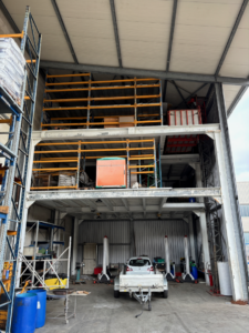 angebaute, offene Stahlkonstruktion