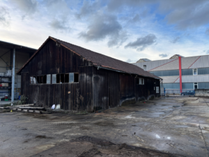 Blick auf alte Holzhütte (wird noch abgerissen)