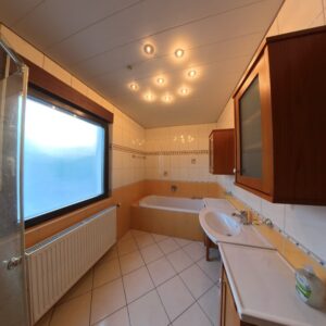 Badezimmer mit Dusche und Badewanne