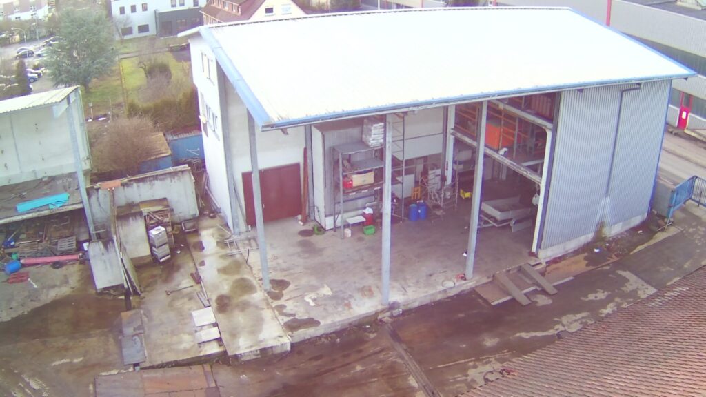 Blick auf das Gewerbegebäude mit Wohnung