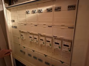 neuer Zählerkasten im Untergeschoss