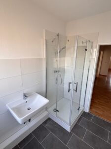 Renoviertes Badezimmer mit Dusche und Tageslicht