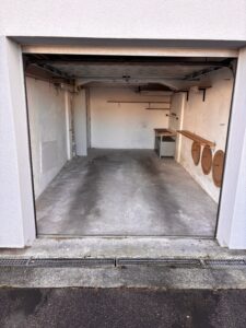 Einzelgarage mit elektrischem Garagentor