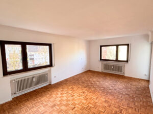 Wohnzimmer mit Parkettboden