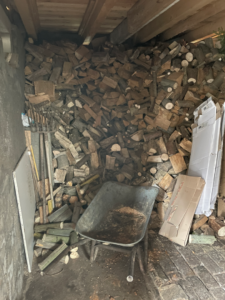 Holzlager im ehemaligen Sch...