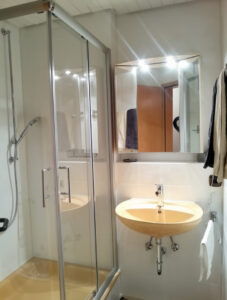 Badezimmer mit Dusche